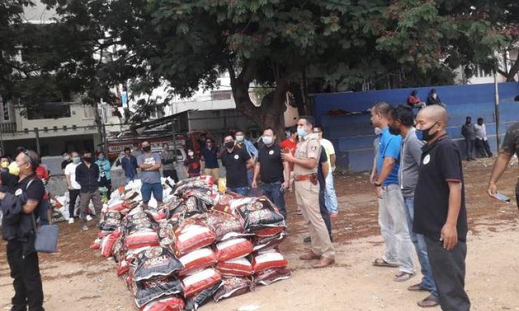 Ration distribution to the migrants (Image Source: Sunbird Trust)