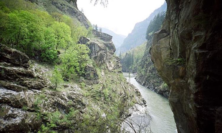 Chandrabhaga river through Pangi valley, Himachal Pradesh (Image Source: Wikimedia Commons)