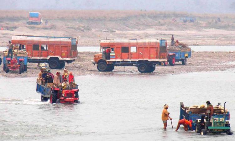 The state government plans to ban quarrying in the Ganga. (Picture courtesy: Hindustan Times)