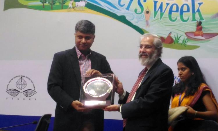Ritwick Dutta (left) receives the Bhagirath Prayas Samman at India Rivers' Week.