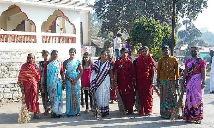 Women get together for the cleaning drive at Sangrun. (Source: India Water Portal)