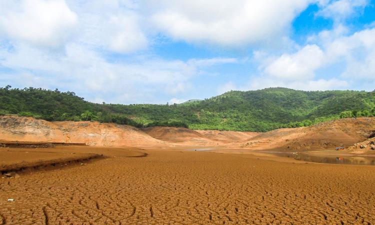 The stretch below the Koyna dam in Satara district looks parched at the end of the summer of 2014 as the reservoirs went dry (Image: Ashwin Arun Yadav, Wikimedia Commons, CC BY-SA 4.0)