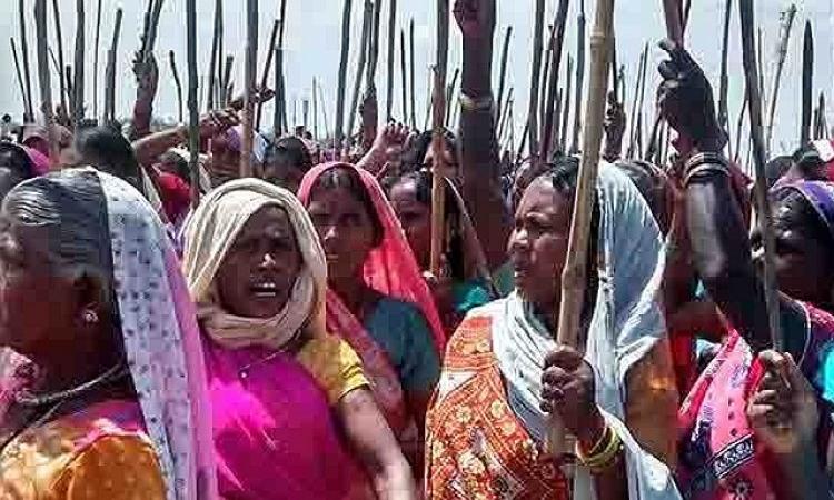 Women farmers protest against land acquisition (Source: IWP Flickr Photos)