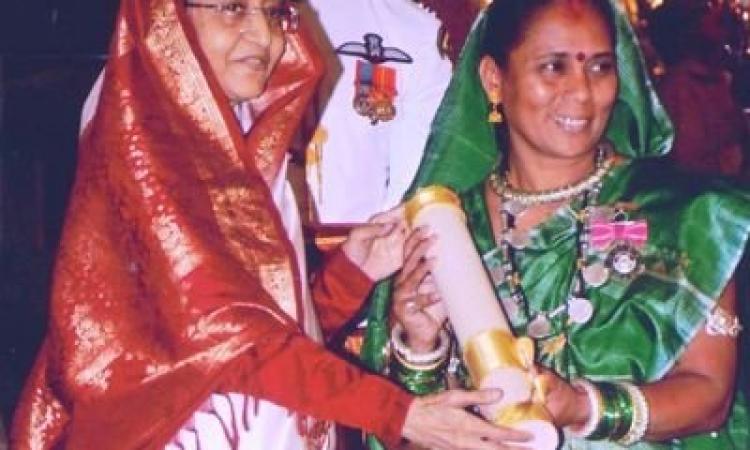 Phoolbasan Yadav (right) receives Padmshree from President Pratibha Patil in 2012.