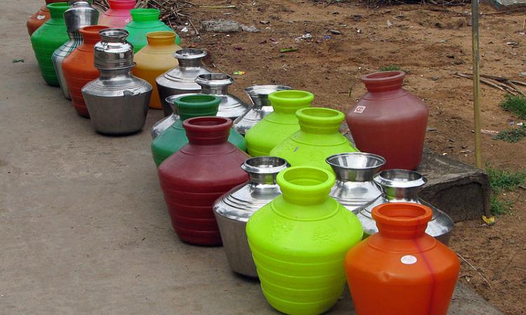 With water outages, shortages and availability, one sees these pots in every home, village, by the rainbow-hued hundred in shops, and even in precarious bundles balanced on the bikes of travelling wallah pot-sale vendors in Chennai. (Image: McKay Savage, CC BY 2.0)