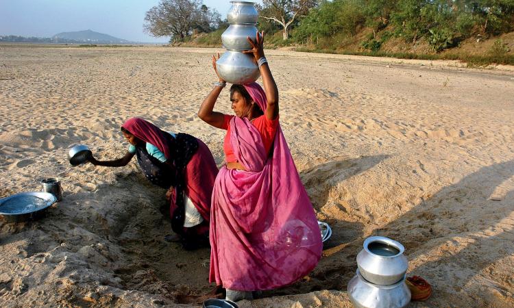 Women extracting water from the riverbed, Gaya (Image: ICIMOD/ Prasanta Biswas; Flickr Commons)