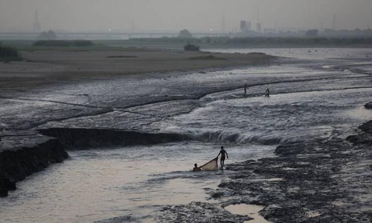 Yamuna turns into a sewer at many areas. (Picture courtesy: The Indian Express)